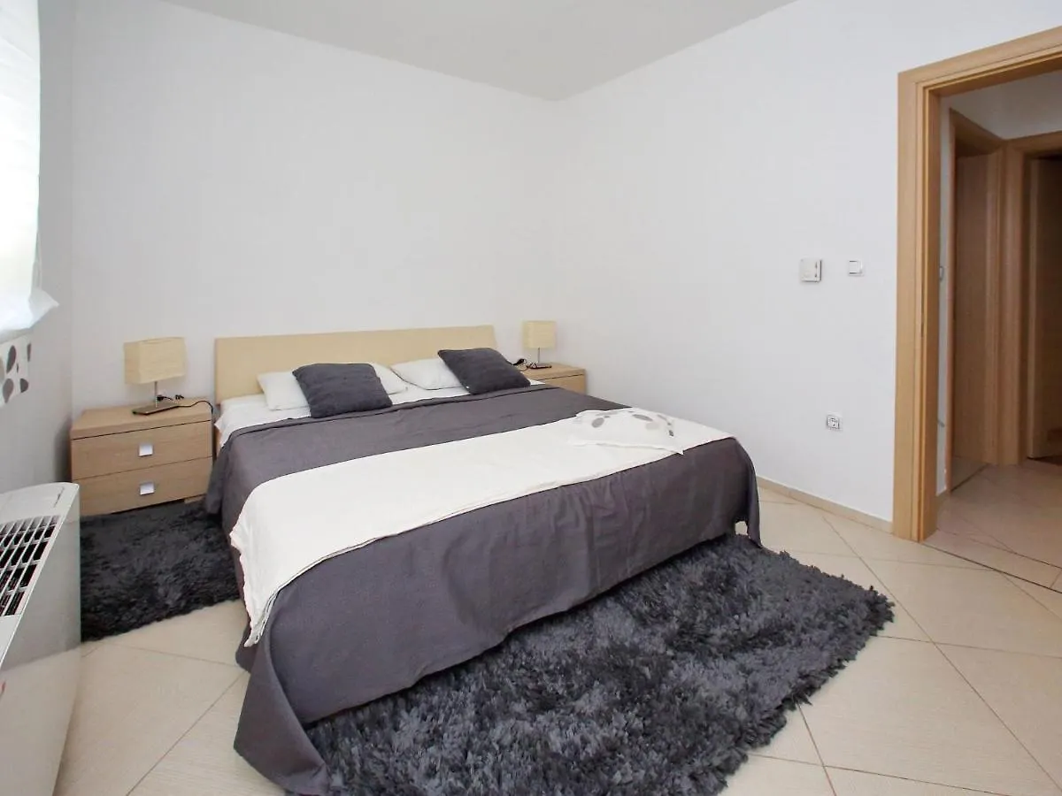 Tranquil Apartment In Bibinje With Garden